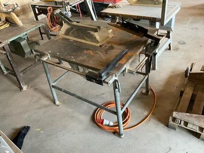 Overview picture of table sawing machine